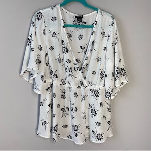 Torrid black and white floral flutter sleeve top/blouse, Size 1 (XL)